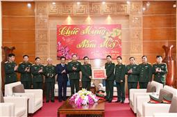 Bộ trưởng Phan Văn Giang thăm, chúc tết Bộ Tư lệnh Quân khu